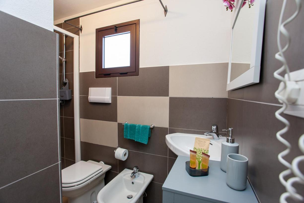 Mivida "Le Stanze Di Ada" Bed & Breakfast San Teodoro  Ngoại thất bức ảnh